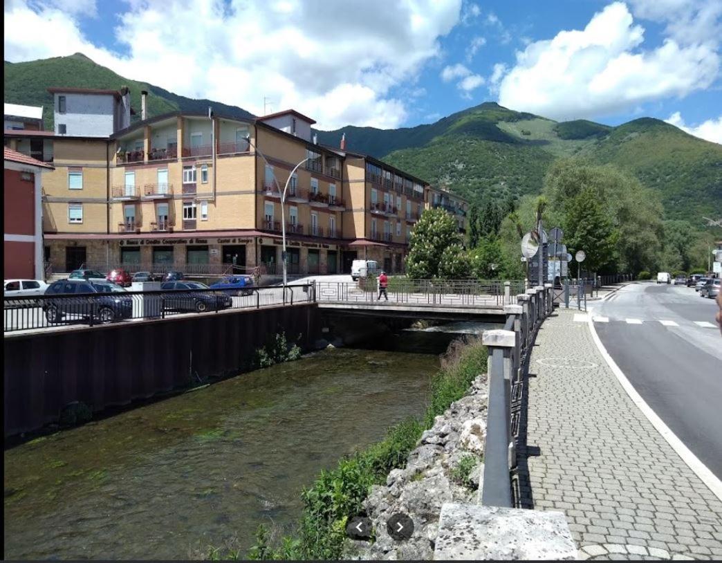 Zia Peppa Apartment Castel Di Sangro Luaran gambar